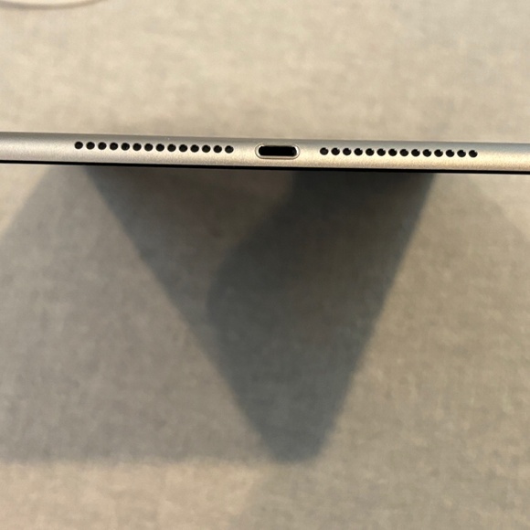 Apple iPad Air 2 16GB Silver 9.7" with Lightning Cable Model A1566 Late 2014 - Picture 7 of 13